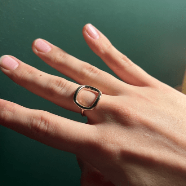 Bague de forme carré en plaqué or jaune 18 carats. – Image 3